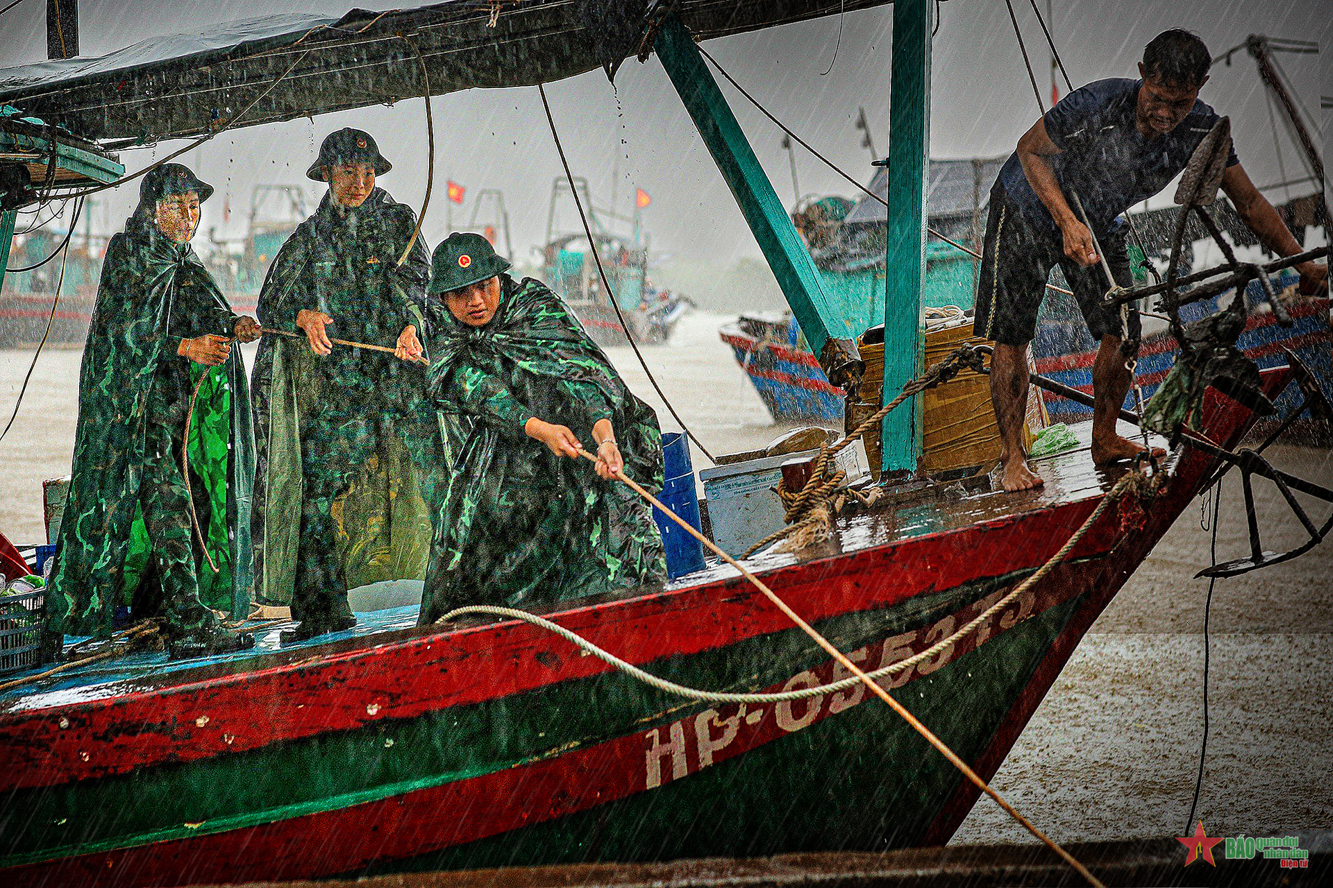 Chiến sĩ biên phòng vì ngư dân vượt nắng, thắng mưa